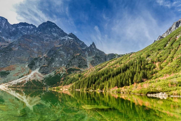 Estanque verde en las montañas Tatra en otoño — Foto de Stock