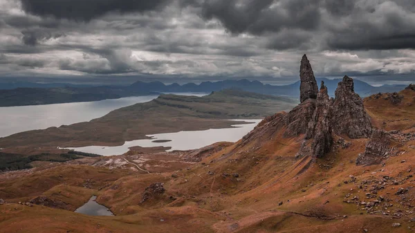 Temný a chladný pohled na Old Man of Storr, Skotsko — Stock fotografie