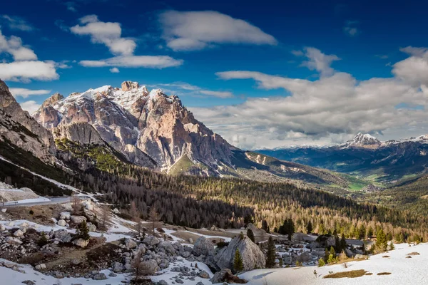 Prachtige zonsopgang in de Passo Falzarego in voorjaar, Dolomieten, Italië — Stockfoto