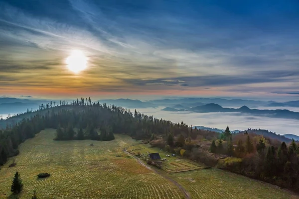 Piękny wschód słońca w górach Tatry jesienią, Polska — Zdjęcie stockowe