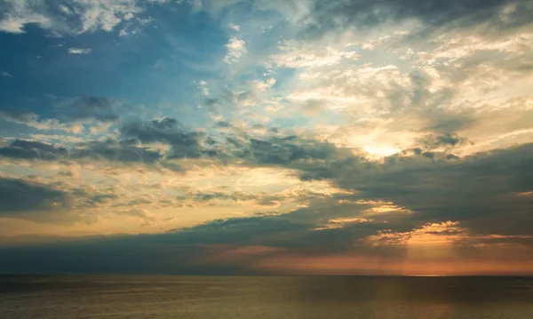 Colorido atardecer sobre el mar tranquilo en verano — Foto de Stock