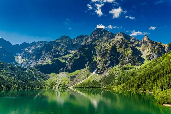 Ünlü yeşil su birikintisi dağlarda gündoğumu, Polonya — Stok fotoğraf