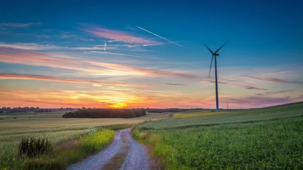 美妙的黄昏结束领域与风力涡轮机 — 图库照片