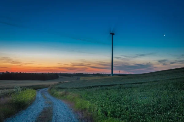 令人惊叹的黄昏结束领域与风力涡轮机 — 图库照片