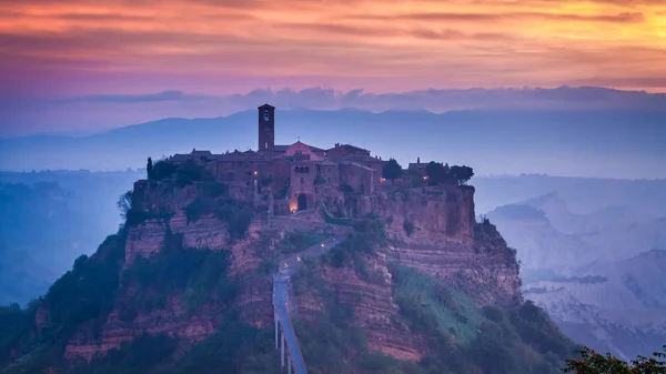 Stare Miasto Bagnoregio o zmierzchu, Umbria, Włochy — Zdjęcie stockowe