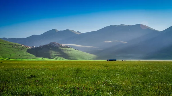 Prachtige zonsopgang in de Castelluccio, Umbrië, Italië — Stockfoto