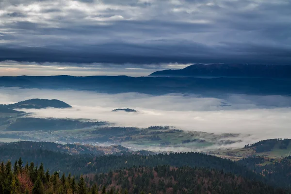 Mglisty sunrise w Tatry jesienią, Polska — Zdjęcie stockowe