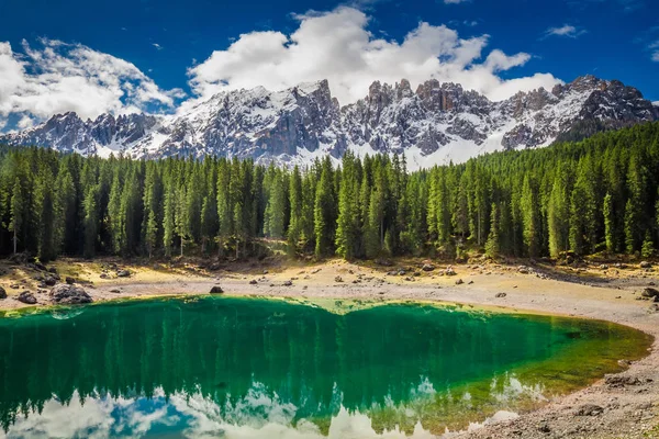 Wspaniałe zielone góry Jezioro Carezza w Dolomity, Włochy, Europa — Zdjęcie stockowe