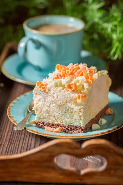 Homemade and rustic meringue served in blue porcelain — Stock Photo, Image