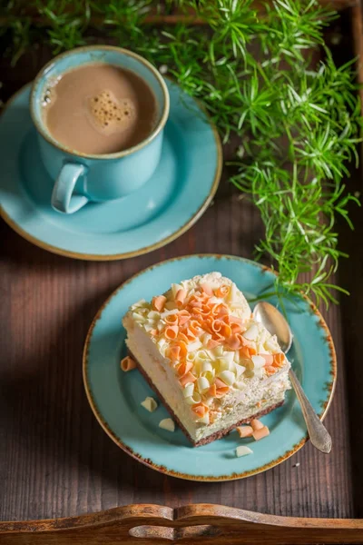 Sweet meringue served in blue porcelain with coffee — Stock Photo, Image