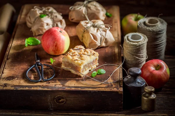 Sweet take away apple pie with crumble and icing — Stock Photo, Image