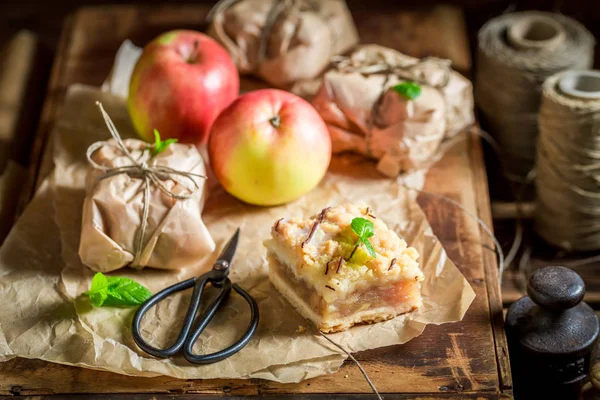 Домашний яблочный пирог, упакованный в серую бумагу — стоковое фото