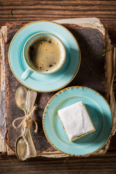 Cheesecake rústico e café servido em porcelana azul — Fotografia de Stock