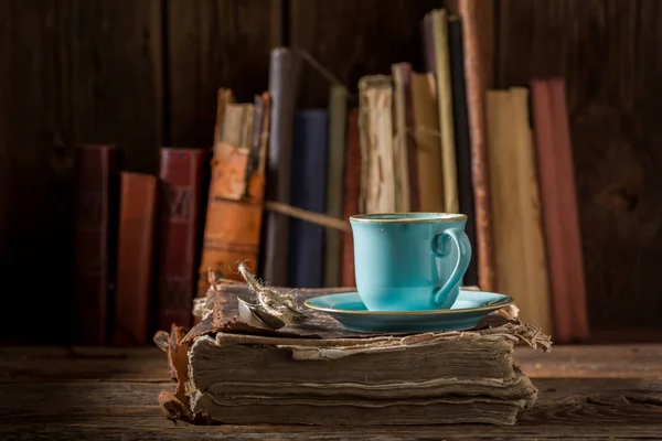 Kitapta Kitaplığı'nda mavi porselen kahve — Stok fotoğraf