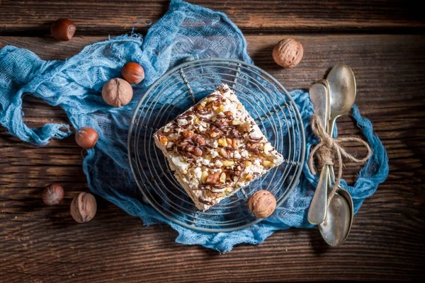 Heerlijke en zelfgemaakte meringue met walnoten en chocolade — Stockfoto