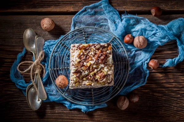Söta och välsmakande maräng med valnötter och choklad — Stockfoto