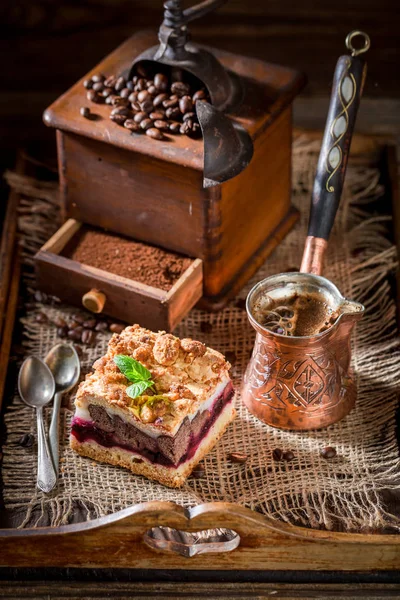 Heerlijke kersen taart met koffie grinder en korrels — Stockfoto