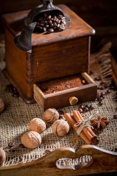 Heißer Kaffee mit alter Mühle und Topf gekochtem Kaffee — Stockfoto