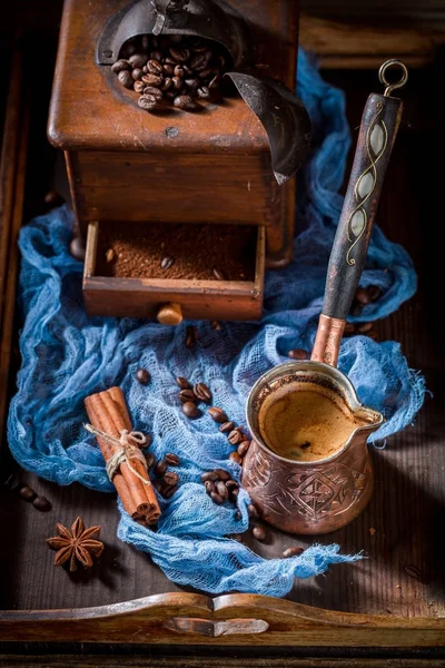 Čerstvá káva s hrnci uvařené kávy a fazolemi — Stock fotografie