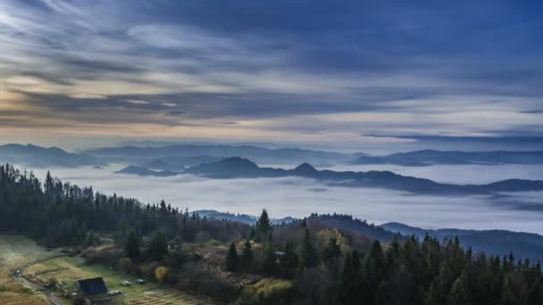 Восход солнца с текущими облаками в горах Татр, Польша, Timelapse — стоковое видео