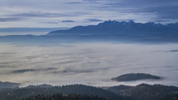 流れる雲、ポーランド、タイムラプスとタトラ山脈の日の出 — ストック動画