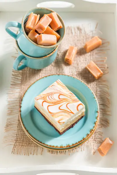 Zelfgemaakte toffee taart op blauwe porseleinen met zachte toffee bars — Stockfoto