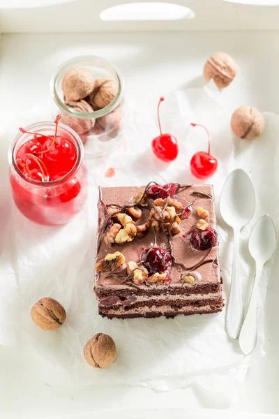 Gâteau au chocolat savoureux avec cerise et noix — Photo