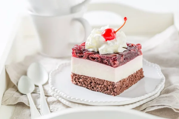 Třešně sladké želé dort se smetanou na bílé plotně — Stock fotografie