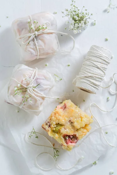 Desfrute de sua torta de iogurte com desmoronar e frutas frescas — Fotografia de Stock