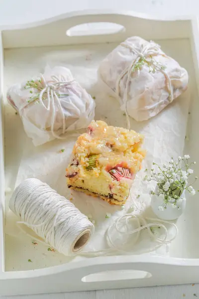 Hemgjord yoghurt paj förpackade i en vitbok — Stockfoto