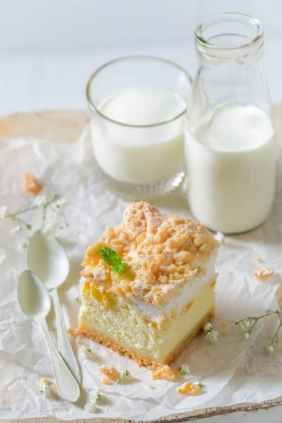Tort gustos de brânză din piersici și sfărâmături — Fotografie, imagine de stoc