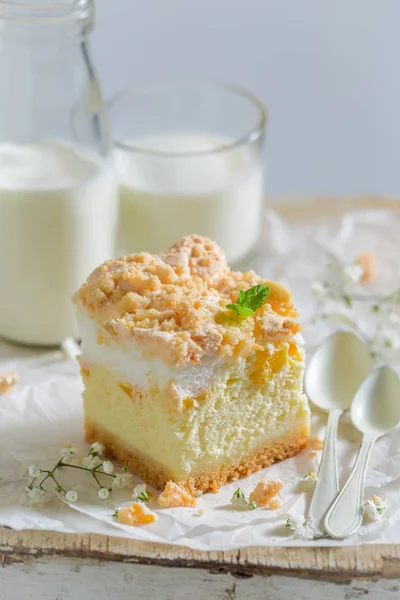 Delicious cheesecake made of peach and crumble — Stock Photo, Image