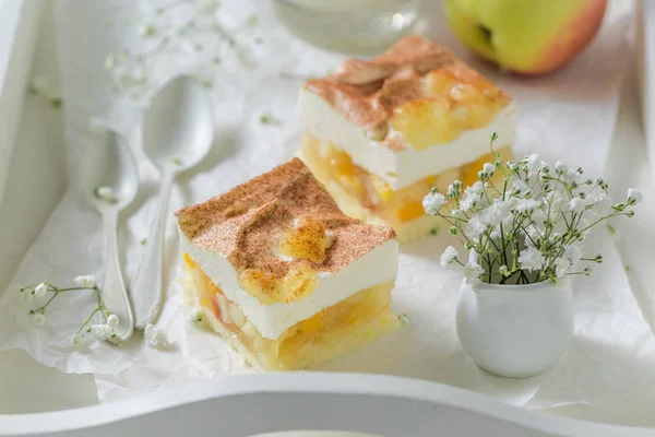 Plăcintă cu mere gustoasă din ingrediente proaspete — Fotografie, imagine de stoc