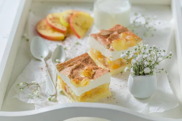 Plăcintă cu mere dulci din ingrediente proaspete — Fotografie, imagine de stoc