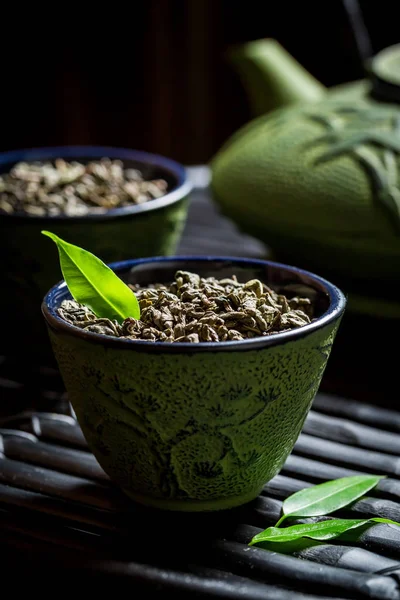 Té de hierbas con tetera sobre mesa de bambú negro —  Fotos de Stock