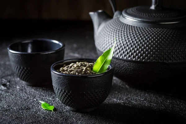 Primer plano de té verde con tetera y taza — Foto de Stock