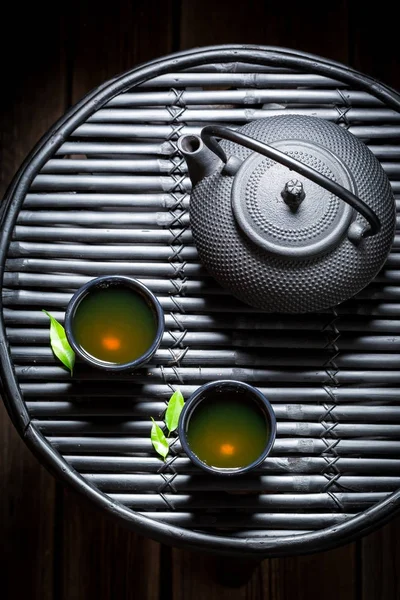 Vista superior de té de hierbas saludables con tetera —  Fotos de Stock