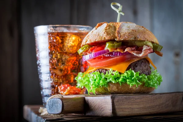 Lekker en zelfgemaakte hamburger met koud drankje met ijs — Stockfoto