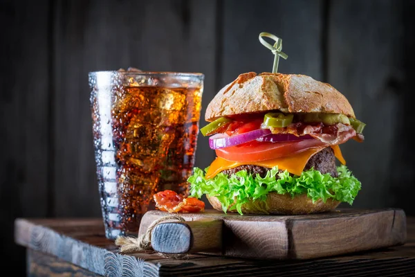 Hambúrguer gostoso com carne, queijo e legumes — Fotografia de Stock