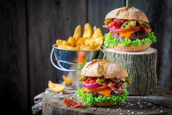 Delizioso hamburger a base di manzo, verdure e formaggio — Foto Stock