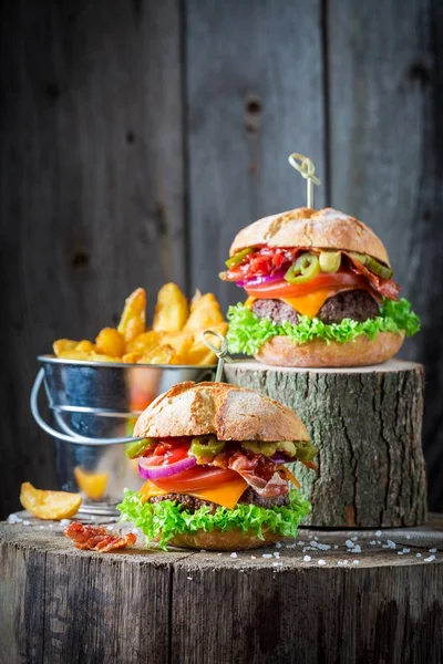 Primo piano di hamburger a base di cipolla, pomodoro e lattuga — Foto Stock