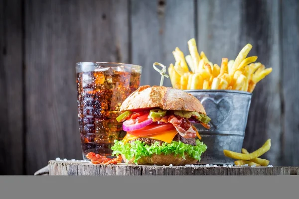 Hamburger gemaakt van UI, tomaat en sla geserveerd met chips — Stockfoto