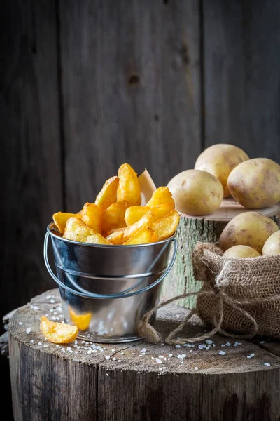 Close-up van zelfgemaakte verse chips gemaakt van verse aardappel — Stockfoto