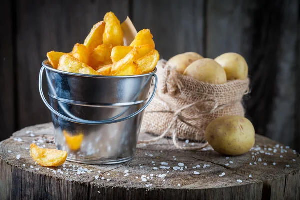 Salta och smakrika chips gjord av färsk potatis — Stockfoto