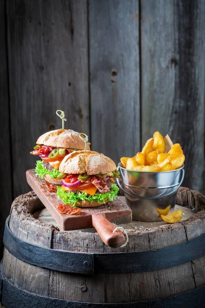 Hamburger di lattuga, manzo e formaggio su tavola di legno — Foto Stock