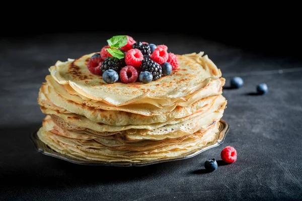 Pannenkoeken taart met verse bessen en mint — Stockfoto