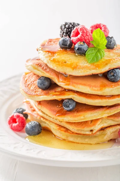 Primer plano de panqueques americanos con arándanos y frambuesas — Foto de Stock