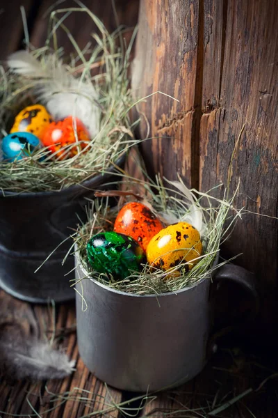 Πασχαλινά αυγά με σανό σε παλιά μεταλλικά κούπα — Φωτογραφία Αρχείου