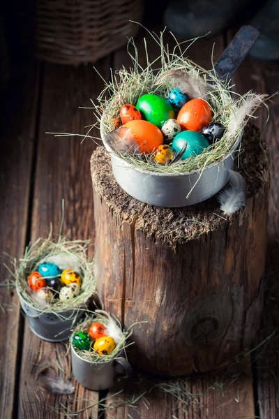 Νωπά και πολύχρωμα αυγά για το Πάσχα στο σανό — Φωτογραφία Αρχείου