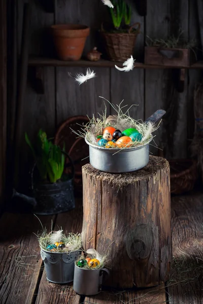 Падаюче перо на великодні яйця на дерев'яному пні — стокове фото